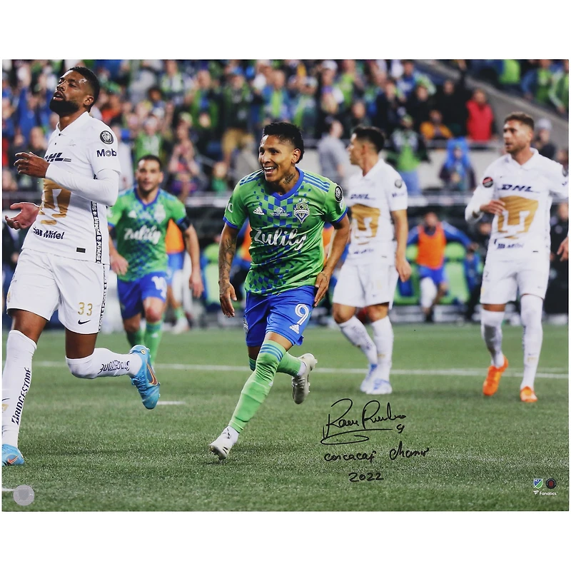 Photo dédicacée de Raul Ruidiaz (Seattle Sounders FC) - 40 x 50 cm (16 x 20 pouces) célébrant un but en CONCACAF 2022, avec inscription « Champion CONCACAF 2022 ».
