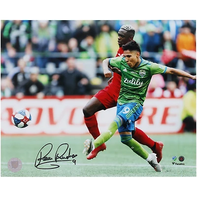Photographie autographiée de 20,3 x 25,4 cm de Raul Ruidiaz lors du but de la Coupe MLS 2019 des Seattle Sounders FC