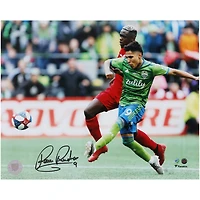 Photographie autographiée de 20,3 x 25,4 cm de Raul Ruidiaz lors du but de la Coupe MLS 2019 des Seattle Sounders FC