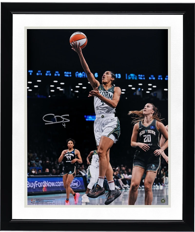 Photo dédicacée de Skylar Diggins-Smith (Seattle Storm) - Layup contre le New York Liberty (40,6 x 50,8 cm)