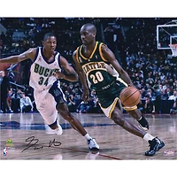 Photo dédicacée de Gary Payton (Seattle Supersonics) en train de dribbler, 40 x 50 cm (16 x 20 pouces), en vert