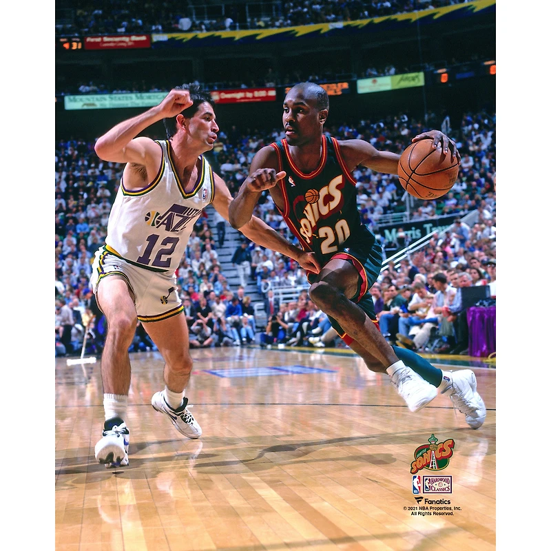 Gary Payton, des Seattle SuperSonics, joueur de Hardwood Classics non signé, passe devant John Stockton (photo).
