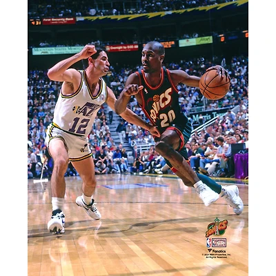 Gary Payton, des Seattle SuperSonics, joueur de Hardwood Classics non signé, passe devant John Stockton (photo).