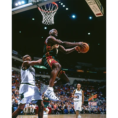 Photo non signée de Shawn Kemp, Seattle SuperSonics, Hardwood Classics, Double Clutch Reverse Dunk