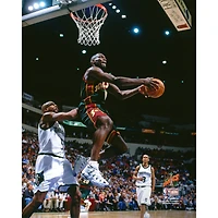 Photo non signée de Shawn Kemp, Seattle SuperSonics, Hardwood Classics, Double Clutch Reverse Dunk