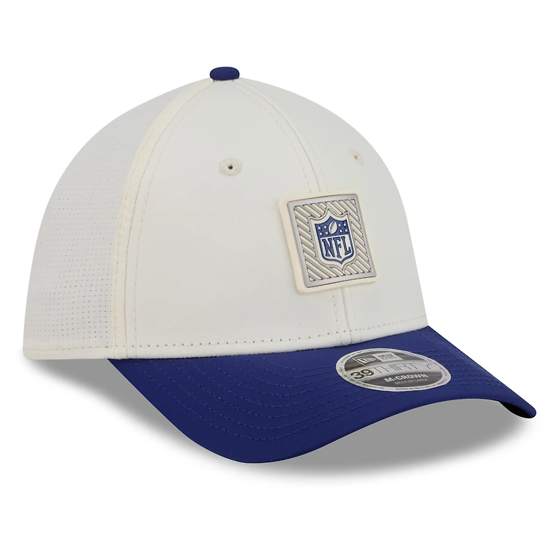 Casquette New Era Flex crème/marine NFL 2026 Camp d'entraînement 39THIRTY pour homme