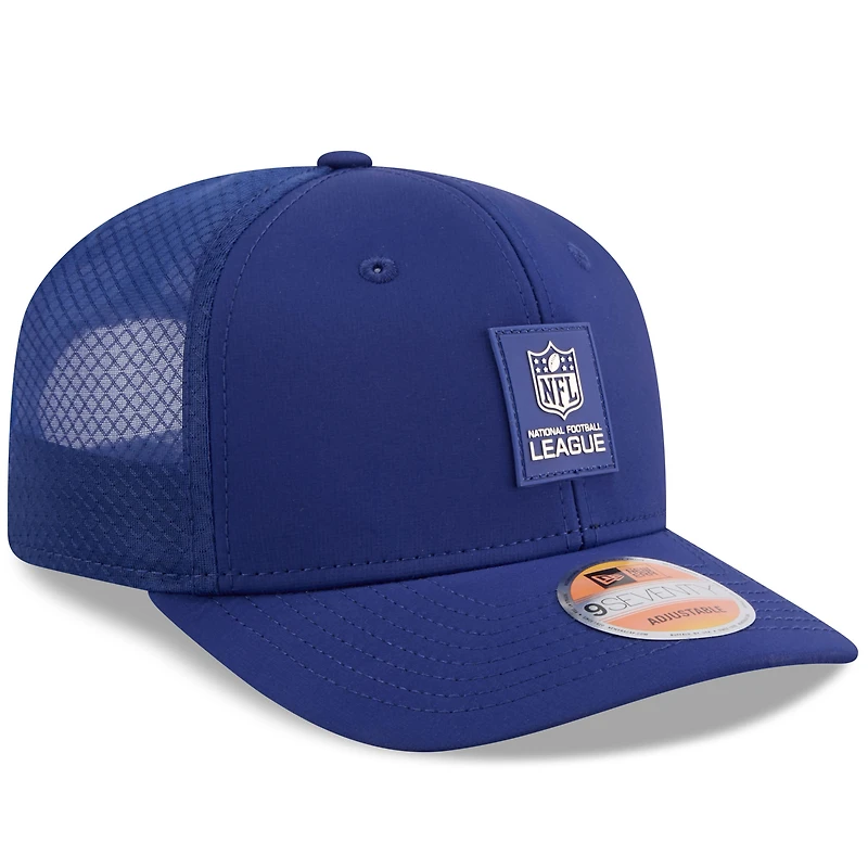 Casquette ajustable New Era Navy Shield Merchandise 2025 Sideline 9SEVENTY Trucker pour homme