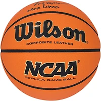 Ballon de basket Wilson NCAA EVO NXT taille 6, réplique dédicacée par Dawn Staley des Gamecocks de Caroline du Sud, avec inscription « 17, 22, 24 NCAA Champs ».