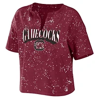 Women's WEAR by Erin Andrews Garnet South Carolina Gamecocks Bleach Wash Splatter T-shirt court à col cranté