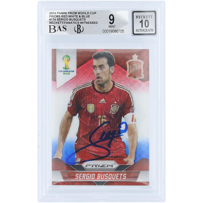 Carte autographiée de Sergio Busquets (équipe nationale espagnole) - Coupe du Monde 2014 Panini Prizm Rouge, Blanc et Bleu Prizm n° 174, authentifiée par Beckett Fanatics Witnessed (9/10).