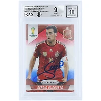 Carte autographiée de Sergio Busquets (équipe nationale espagnole) - Coupe du Monde 2014 Panini Prizm Rouge, Blanc et Bleu Prizm n° 174, authentifiée par Beckett Fanatics Witnessed (9/10).
