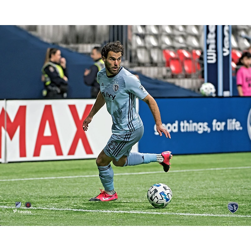 Photographie non signée de Graham Zusi en train dribbler avec le Sporting Kansas City