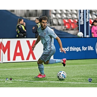 Photographie non signée de Graham Zusi en train dribbler avec le Sporting Kansas City