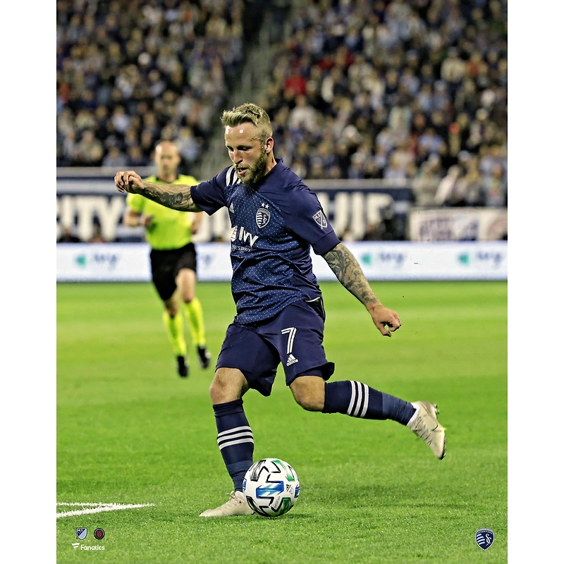 Photo non signée de Johnny Russell (Sporting Kansas City) en train dribbler