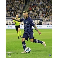 Photo non signée de Johnny Russell (Sporting Kansas City) en train dribbler