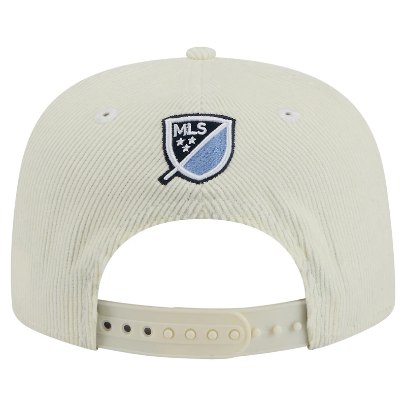 Casquette de golf Snapback pour homme New Era Sporting Kansas City 2025 Kickoff Crème