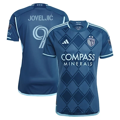 Maillot de joueur adidas Dejan Joveljic bleu marine Sporting Kansas City 2025 Diamonds Our Forever Authentic pour homme
