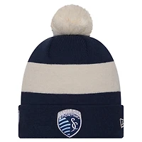 Bonnet en tricot à revers avec pompon New Era pour homme, bleu marine, Sporting Kansas City 2024 Kick Off Collection