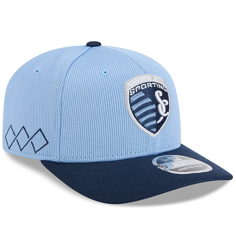 Casquette extensible à boutons-pression New Era bleu ciel/bleu marine Sporting Kansas City 2025 Jersey Hook 9SEVENTY pour homme