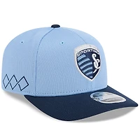 Casquette extensible à boutons-pression New Era bleu ciel/bleu marine Sporting Kansas City 2025 Jersey Hook 9SEVENTY pour homme