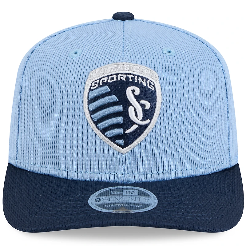 Casquette extensible à boutons-pression New Era bleu ciel/bleu marine Sporting Kansas City 2025 Jersey Hook 9SEVENTY pour homme