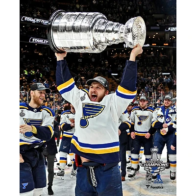 Brayden Schenn St. Louis Blues Photographie non signée de la Coupe Stanley 2019 Champions Raising Cup