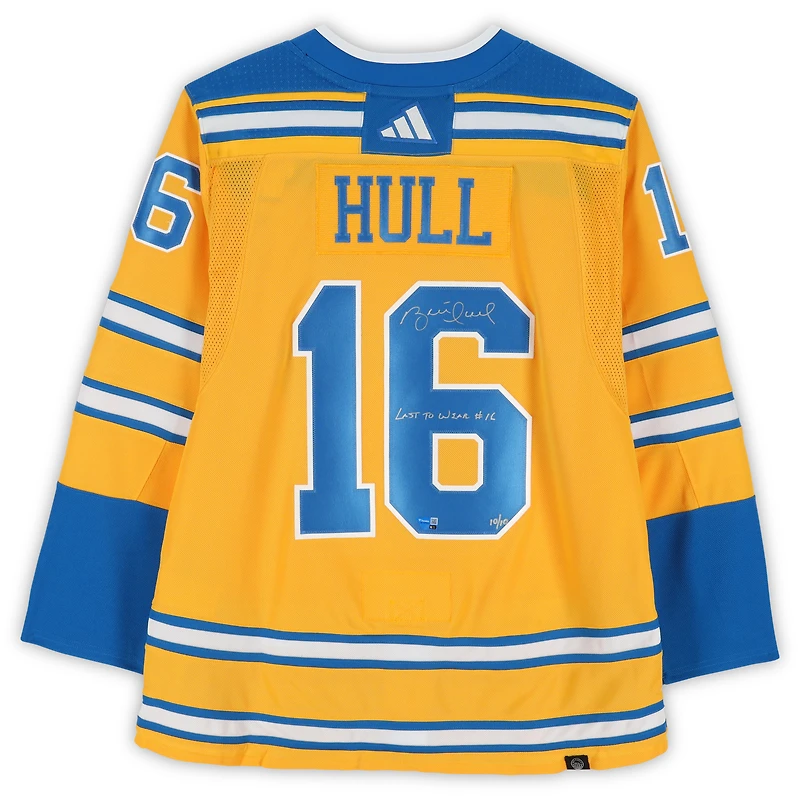 Maillot rétro doré adidas 2022-23 autographié par Brett Hull des Blues de St. Louis, avec inscription « Dernier joueur à porter le n° 16