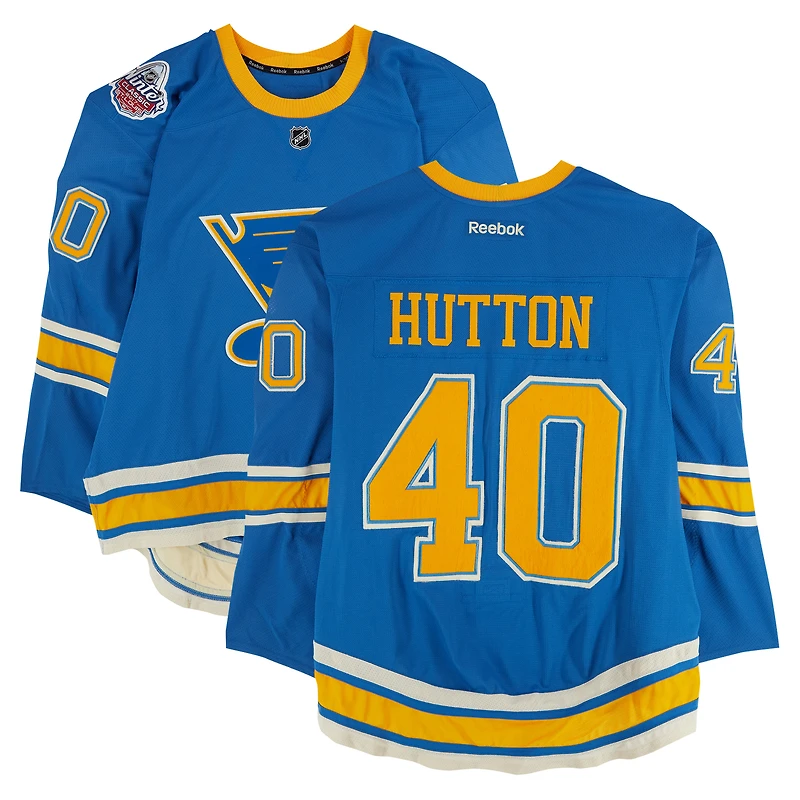 Maillot Reebok bleu n° 40 de Carter Hutton (Blues de St. Louis) porté à l'entraînement lors du match contre les Blackhawks de Chicago le 2 janvier 2017 - Classique hivernale de la LNH - Porté pendant l'échauffement