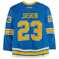 Maillot Reebok bleu n° 23 porté par Dmitrij Jaskin (Blues de St. Louis) lors de l'entraînement contre les Blackhawks de Chicago le 2 janvier 2017 - Classique hivernale de la LNH - Porté pendant l'échauffement