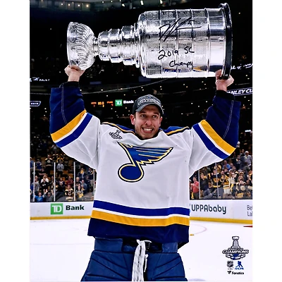 Photo autographiée de Jordan Binnington, des Blues de St. Louis, champions de la Coupe Stanley 2019 (40,6 x 50,8 cm), le montrant soulevant la coupe, avec l'inscription « Champions de la Coupe Stanley 2019 ».