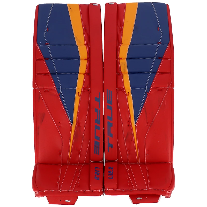 Jambières de gardien de but rouges autographiées par Jordan Binnington des Blues de St. Louis lors de la saison 2021 de la LNH