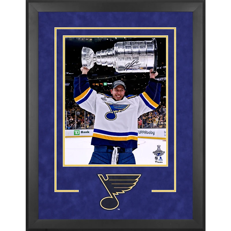 Jordan Binnington St. Louis Blues Deluxe encadrée autographiée 16 "x 20" 2019 Stanley Cup Champions Deluxe Raising Cup Photographie