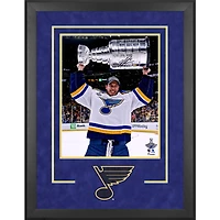 Jordan Binnington St. Louis Blues Deluxe encadrée autographiée 16 "x 20" 2019 Stanley Cup Champions Deluxe Raising Cup Photographie