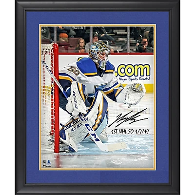 Photo encadrée et autographiée de Jordan Binnington (Blues de St. Louis), format 40,6 x 50,8 cm, avec inscription « 1er blanchissage en LNH le 7 janvier 2019 ».