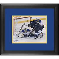 Photographie encadrée autographiée de 8" x 10" de Jordan Binnington des Blues de St. Louis, match 1 des séries éliminatoires de la Coupe Stanley 2019, sauvegarde du match contre Winnipeg