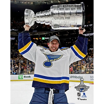 Jordan Binnington St. Louis Blues Photographie non signée de la Coupe Stanley 2019 Champions Raising Cup