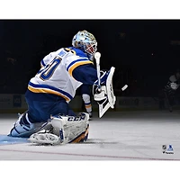 Jordan Binnington, maillot blanc non signé des Blues de St. Louis, fait une photo sauvegarde