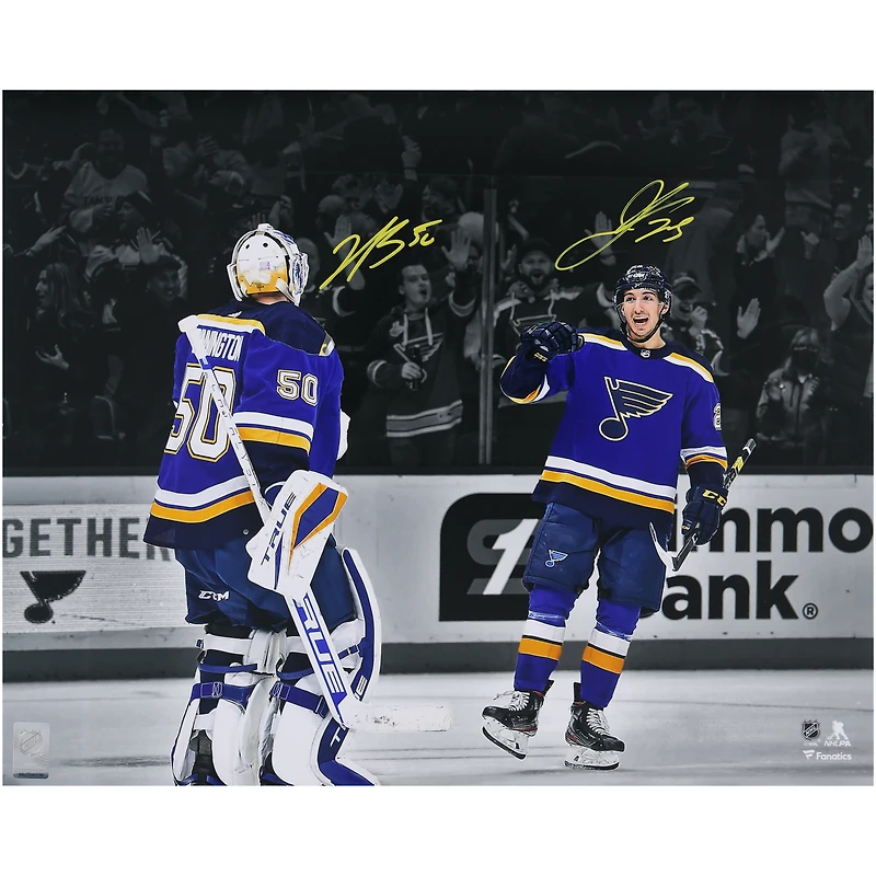Photo de célébration des maillots bleus autographiés de Jordan Kyrou et Jordan Binnington des Blues de St. Louis (40 x 50 cm)