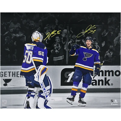 Photo de célébration des maillots bleus autographiés de Jordan Kyrou et Jordan Binnington des Blues de St. Louis (40 x 50 cm)