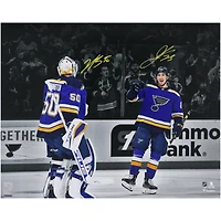Photo de célébration des maillots bleus autographiés de Jordan Kyrou et Jordan Binnington des Blues de St. Louis (40 x 50 cm)
