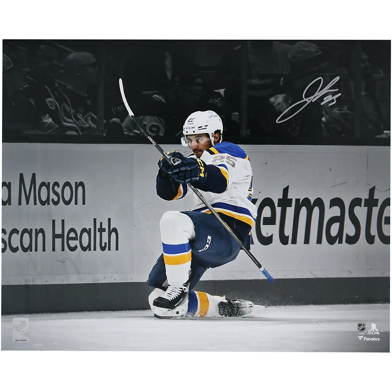Photographie autographiée de 16" x 20" de Jordan Kyrou pour célébrer le maillot blanc des St. Louis Blues