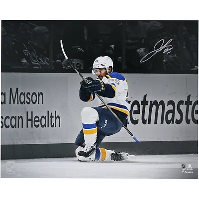 Photographie autographiée de 16" x 20" de Jordan Kyrou pour célébrer le maillot blanc des St. Louis Blues