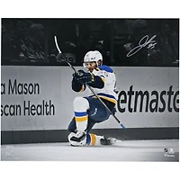 Photographie autographiée de 16" x 20" de Jordan Kyrou pour célébrer le maillot blanc des St. Louis Blues
