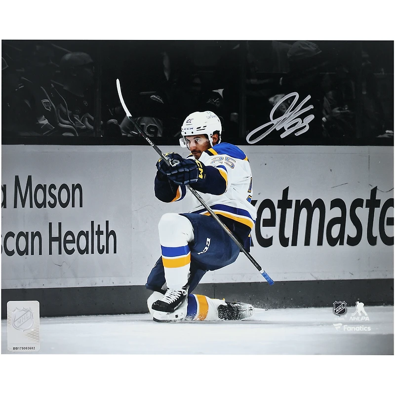 Photographie autographiée de 20,3 x 25,4 cm de Jordan Kyrou des St. Louis Blues pour célébrer le maillot blanc