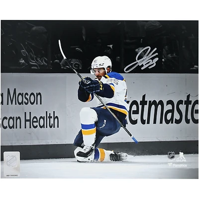 Photographie autographiée de 20,3 x 25,4 cm de Jordan Kyrou des St. Louis Blues pour célébrer le maillot blanc