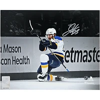 Photographie autographiée de 20,3 x 25,4 cm de Jordan Kyrou des St. Louis Blues pour célébrer le maillot blanc