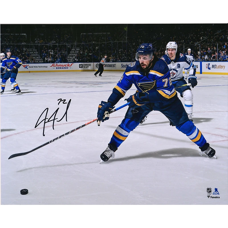 Photographie de patinage autographiée de Justin Faulk des Blues de St. Louis, maillot bleu, 16" x 20"