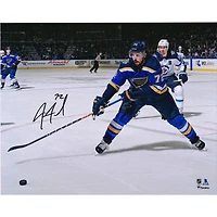 Photographie de patinage autographiée de Justin Faulk des Blues de St. Louis, maillot bleu, 16" x 20"