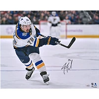 Photo de Justin Faulk, joueur des Blues de Saint-Louis, autographiée (maillot blanc, 40 x 50 cm).