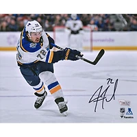 Photo de Justin Faulk, joueur des Blues de Saint-Louis, autographiée (8 x 10 pouces), prise lors d'un match en maillot blanc.